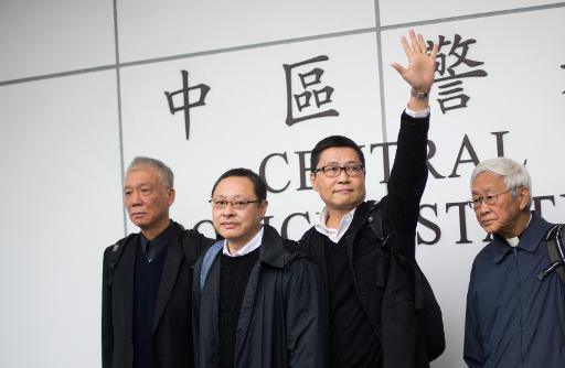 (De G a D) Chu Yiu-ming, Benny Tai et Chan Kin-man, fondateurs du mouvement prodemocratie a Hong Kong, et le cardinal Joseph Zen, ressortent d'un commissariat de Hong Kong le 3 decembre 2014
