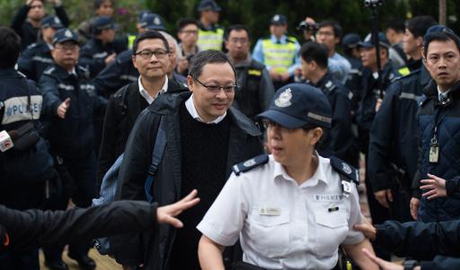 Benny Tai, l'un des fondateurs du mouvement prodémocratie à Hong Kong, se rend à la police, le 3 décembre 2014 © Johannes Eisele AFP