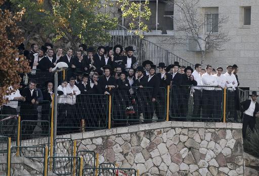 La foule rassemblée autour de la synagogue à Jérusalem, le 18 novembre 2014 où a eu lieu une attaque qui a tué 4 fidèles © Ahmad Gharabli AFP