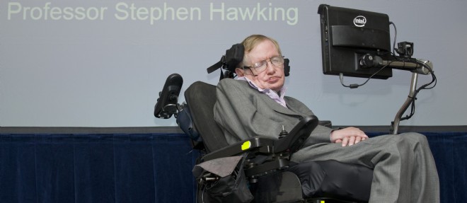 Atteint de la maladie de Charcot, autrement appelee sclerose laterale amyotrophique ou SLA, Stephen Hawking se deplace en fauteuil roulant et parle a l'aide d'un ordinateur.