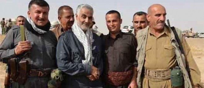 Rare cliche de l'"homme de l'ombre de Teheran", le general Qassem Suleimani, en compagnie de soldats kurdes peshmergas irakiens.