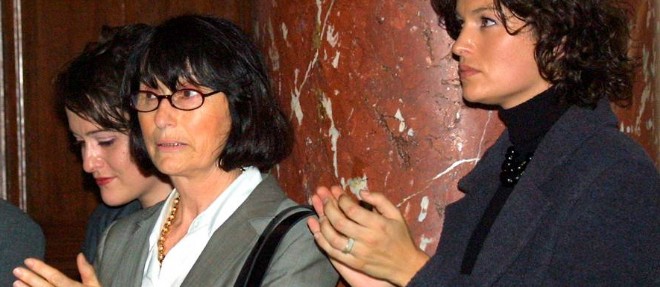 Les deux filles et l'epouse du juge Michel, Jacqueline (au centre), ici photographiees en 2001, disent souffrir a cause du film "La French".