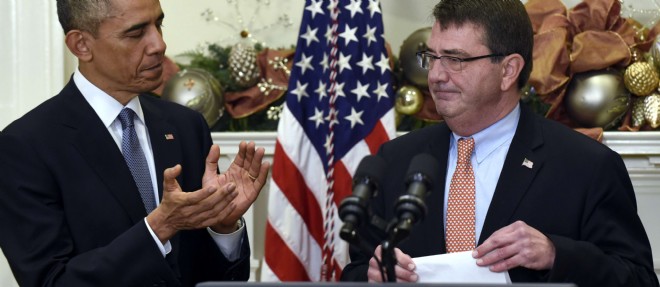 Barack Obama et Ashton Carter, lors de la ceremonie de nomination du secretaire a la Defense a la Maison-Blanche.