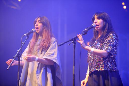 Les chanteuses israelienne et yemenite Liron (g) et Tair Haim (d)sur la scene des Trans musicales a Rennes le 5 decembre 2014