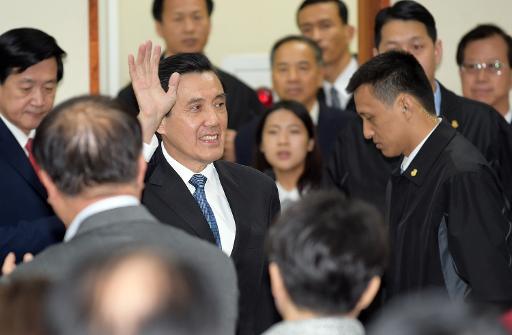 Le president taiwanais Ma Ying-jeou salue ses partisans apres sa demission de la direction du Kuomintang, le 3 decembre 2014 a Taipei