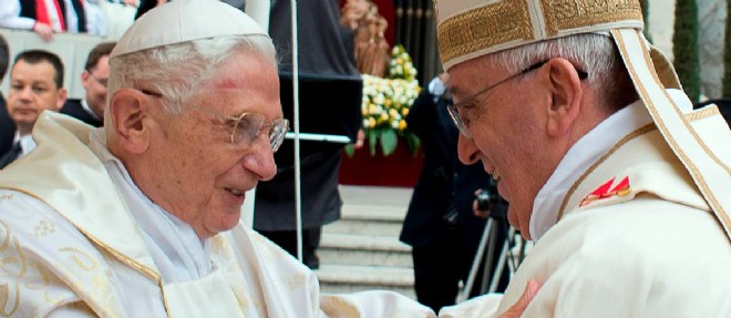 Le pape emerite Benoit XVI et le pape Francois lors de la ceremonie de canonisation de Jean XXIII et de Jean-Paul II en avril 2014.