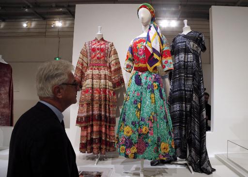 Un visiteur du Musee de l'immigration a Paris, regarde une robe dessinee par Carol Lim et Humerto Leon pour la maison Kenzo, et presentee dans le cadre de l'exposition "Fashion Mix", le 8 decembre 2014