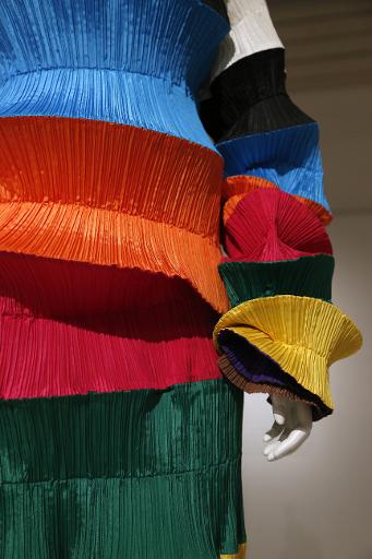 Détail d'une robe dessinée par Issey Miyaké, présentée dans le cadre de l'exposition "Fashion Mix" à Paris, le 8 décembre 2014 © François Guillot AFP