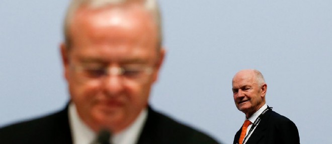 Ferdinand Piech, au fond, semble mettre en place sa succession, mais conserve sa confiance a Martin Winterkorn, a la la tete du Groupe Volkswagen.