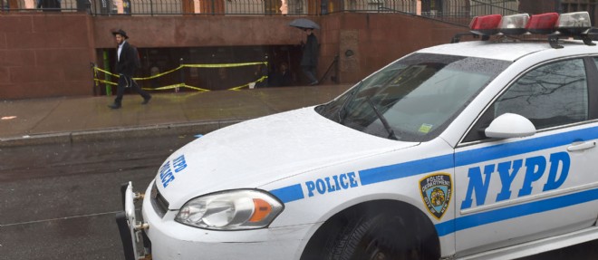 Un etudiant juif a ete blesse a la tete dans une synagogue du quartier de Brooklyn a New York par un homme arme d'un couteau.