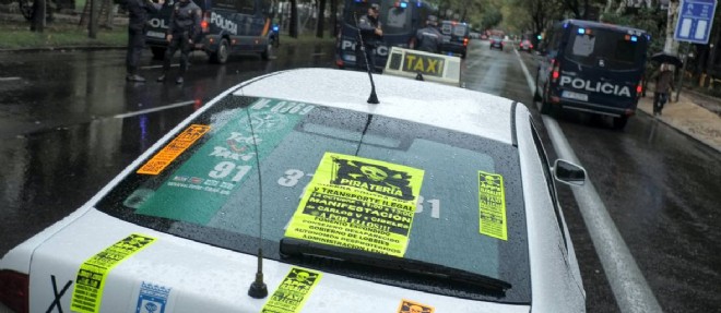 Des chauffeurs de taxi manifestent contre Uber le 14 octobre.