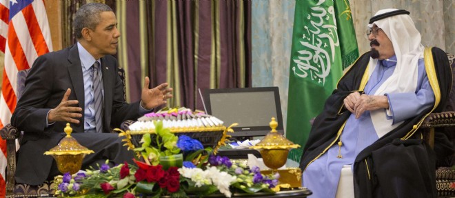 Barack Obama s'entretenant avec le roi Abdallah d'Arabie saoudite, le 28 mars 2014 au nord-ouest de Riyad.