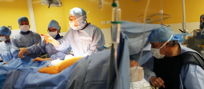 Les docteurs Marc Galy (a dr.) et Samy Anidjar (a g.) operent en routine des arteres de patients sous hypno-analgesie.