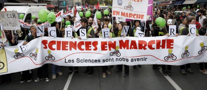 Une premiere manifestation organisee par le collectif Sciences en marche avait reuni 8 000 personnes a Paris en octobre dernier.