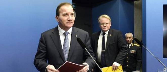 Le Premier ministre suedois Stefan Loefven (au premier plan), suivi du ministre de la Defense Peter Hultqvist, le 14 novembre 2014 a Stockholm