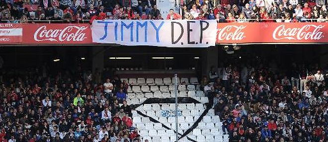 Les Ultras du FC Seville rendent hommage, dans leur stade, le 30 novembre 2014, au fan tue dans des violences entre ultras de l'Atletico et de la Corogne a Madrid