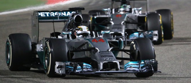 La bataille intense entre les deux Mercedes de Lewis Hamilton et de Nico Rosberg est largement racontee dans le "livre d'or" de la saison.