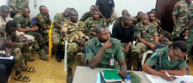 Une condamnation a mort avait deja ete prononcee en septembre contre 12 soldats qui avaient tire sur leur commandant a Maiduguri, capitale de l'Etat de Borno (nord-est) ou l'armee combat les islamistes.