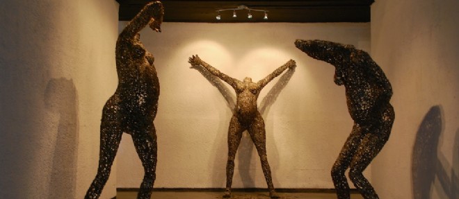 Des statues du Congolais Freddy Tsimba, realisees avec des douilles, exposees au Musee d'art contemporain de Kinshasa.