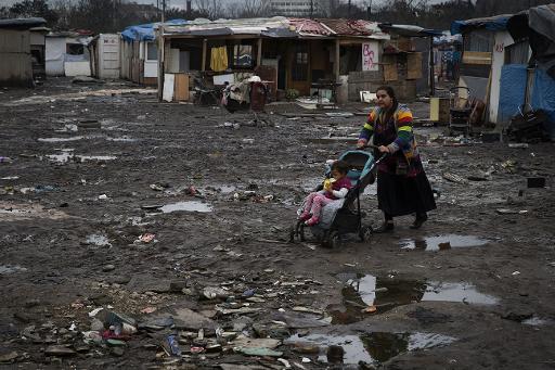 Un campement de Roms a Ivry-sur-Seine, en banlieue parisienne, le 18 decembre 2014