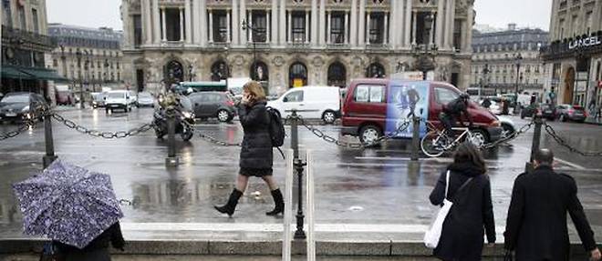 Des passants vetus de noir place de l'Opera a Paris le 10 decembre 2014