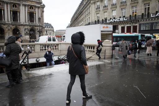 Des passants vêtus de noir place de l'Opéra à Paris le 10 décembre 2014 © Eliot Blondet AFP
