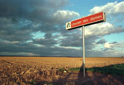 Vue de la route du Chemin des Dames entre La Malmaison et Craonne (Aisne) qui fut un des lieux les plus sanglants des batailles du Chemin des Dames de la guerre 1914-1918