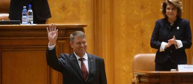 Klaus Iohannis, premier chef de l'Etat roumain issu de la minorite allemande, au parlement a Bucarest le 21 decembre 2014