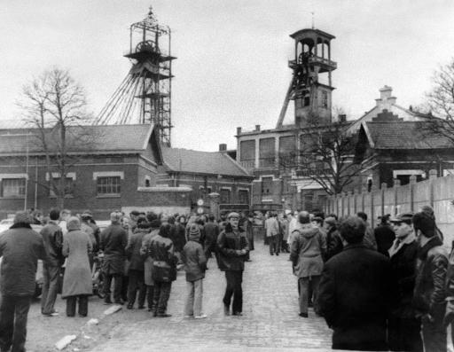 Des proches des mineurs attendent devant le site de Saint-Ame le 27 decembre 1974