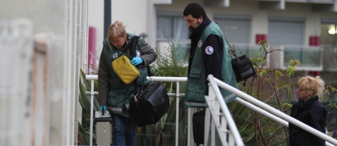 Des policiers recueillent des preuves, le 20 decembre 2014 a Joue-les-Tours.