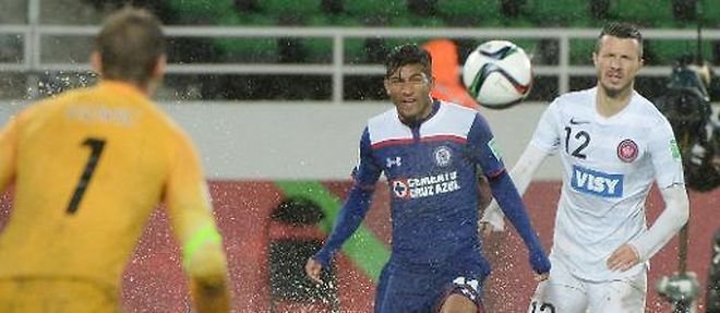 Quart de finale du Mondial des clubs a Rabat entre Cruz Azul et Sydney joue sur une pelouse detrempee, le 13 decembre 2014