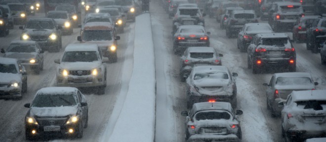 Une tempete de neige a paralyse le trafic routier a Moscou jeudi 25 decembre 2014.