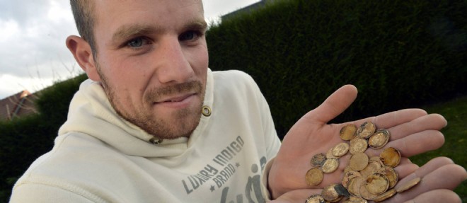 Renaud Bruneau, un macon de 26 ans, a decouvert des pieces d'or sur un chantier, pour la seconde fois.