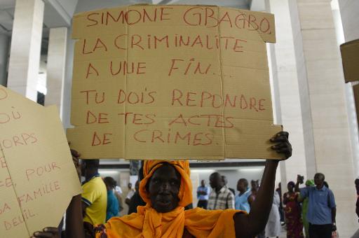 C&ocirc;te d'Ivoire: le proc&egrave;s de Simone Gbagbo reprend, des proches de victimes manifestent