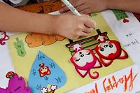 En Chine, une enfant réalise une carte de voeux (Photo d'illustration).
