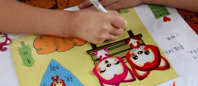 En Chine, un enfant realise une carte de voeux. Photo d'illustration.