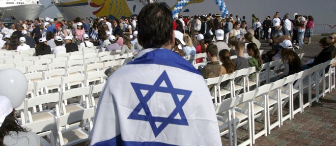 Un Francais dans le port d'Haifa avec un drapeau israelien.