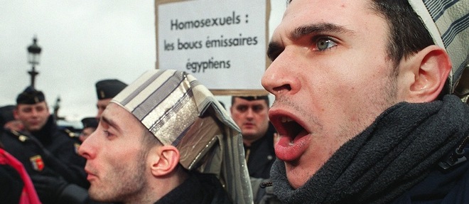 Manifestation le 8 fevrier 2002, place de la  Concorde a Paris, contre la condamnation en Egypte de 23 homosexuels, a l'occasion de la  venue du president egyptien Hosni Moubarak en France. (Image d'illustration)