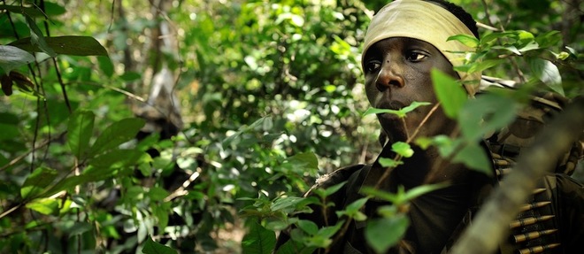 En pleine brousse, un soldat de l'armee ougandaise membre de la RTF, la coalition en charge de la traque de la LRA et de son leader Joseph Kony.