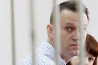 Navalny coupe son bracelet &eacute;lectronique
