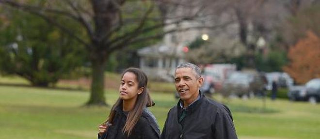 Le president americain Barack Obama et sa fille Malia sur la pelouse de la Maison Blanche le 4 janvier 2015