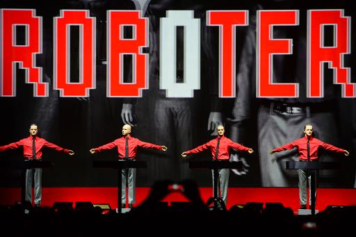 Kraftwerk, un groupe allemand pionnier de la musique electronique, a lance une nouvelle serie de concerts-performances, a la Neue Nationalgalerie (Nouvelle galerie nationale) de Berlin, le 6 janvier.