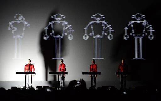Les musiciens de Kraftwerk ont lancé avec "Roboter", le 6 janvier à la Neue Nationalgalerie (Nouvelle galérie nationale) de Berlin, une série de huit concerts-événements de ce groupe pionnier de la musique électronique, créé en 1968 © John Macdougall AFP