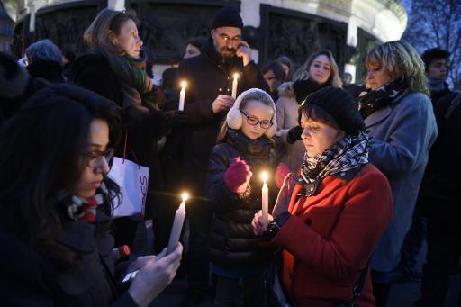 Des personnes lors du rassemblement en hommage aux victimes de l'attaque du journal Charlie Hebdo qui a fait 12 morts, le 7 janvier 2015 a Paris