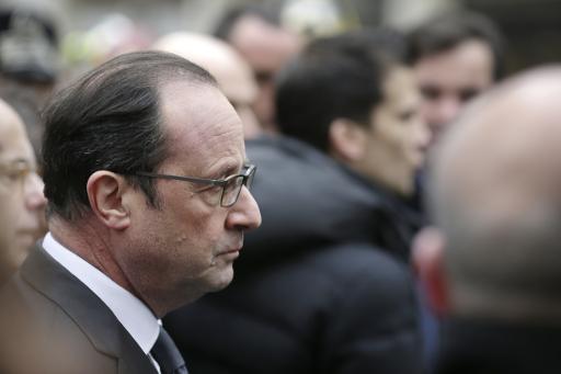 Francois Hollande devant le siege de Charlie Hebdo apres l'attaque du journal qui a fait 12 morts, le 7 janvier 2015