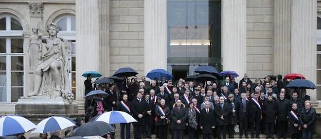 Le president de l'Assemblee nationale Claude Bartolone et des membres du Parlement observent une minute de silence, le 8 janvier 2015 a Paris
