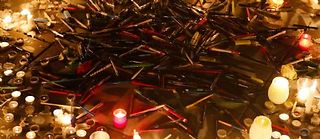 À Paris, des bougies allumées en hommage aux victimes de la tuerie de 