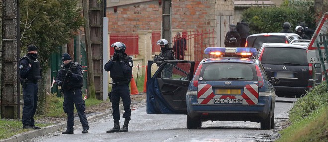 Des membres du GIGN et du RAID ont ete deployes dans le village de Corcy, le 8 janvier 2015.