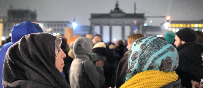 Le 5 janvier a Berlin, devant la porte de Brandebourg eteinte pour l'occasion, des manifestants se mobilisent contre le mouvement Pegida.