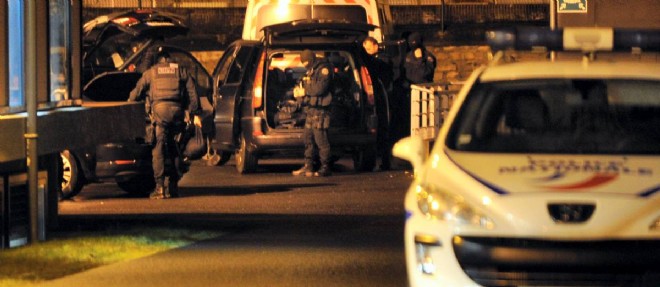 Le GIPN au poste de police de Charleville-Mezieres ou le jeune Mourad Hamyd s'est rendu mercredi soir.